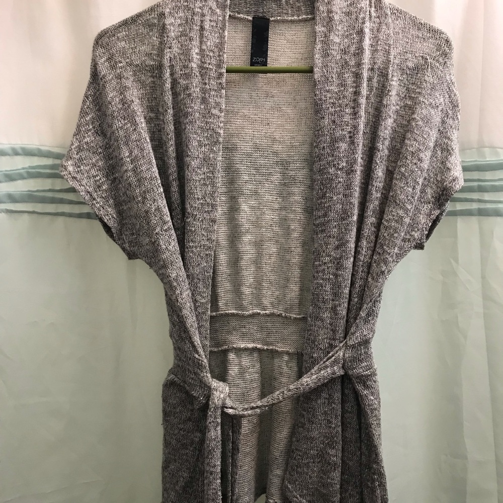 Short sleeved and belted thin sweater.